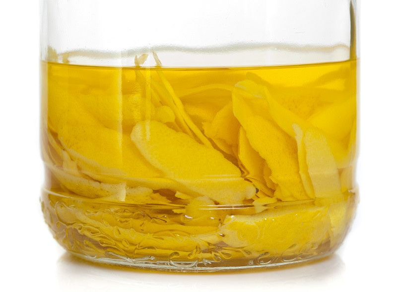 процесс добавления цедры лимона в ликер лимончелло