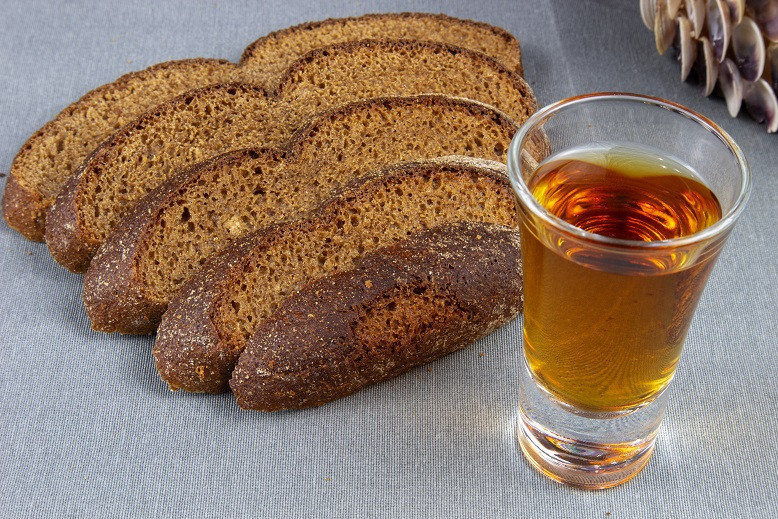 изображение бородинской настойки на хлебе